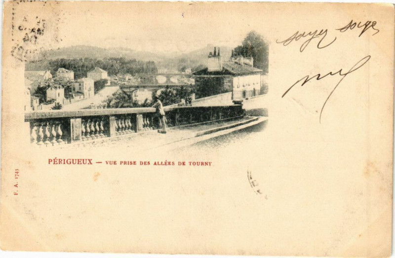 Carte postale ancienne Perigueux-Vue prise des allées de Tourny à Périgueux