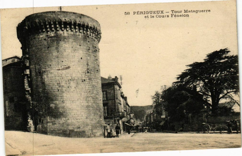 Carte postale ancienne Perigueux-Tour Mataguerre et le Cours Fenelon à Périgueux