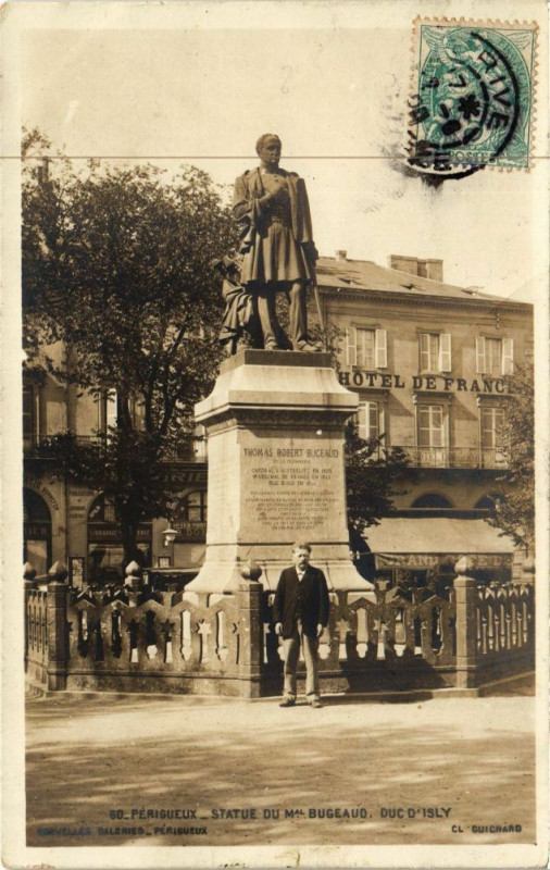 Carte postale ancienne Perigueux-Statue du Maréchal Bugueaud duc d'Isly à Périgueux