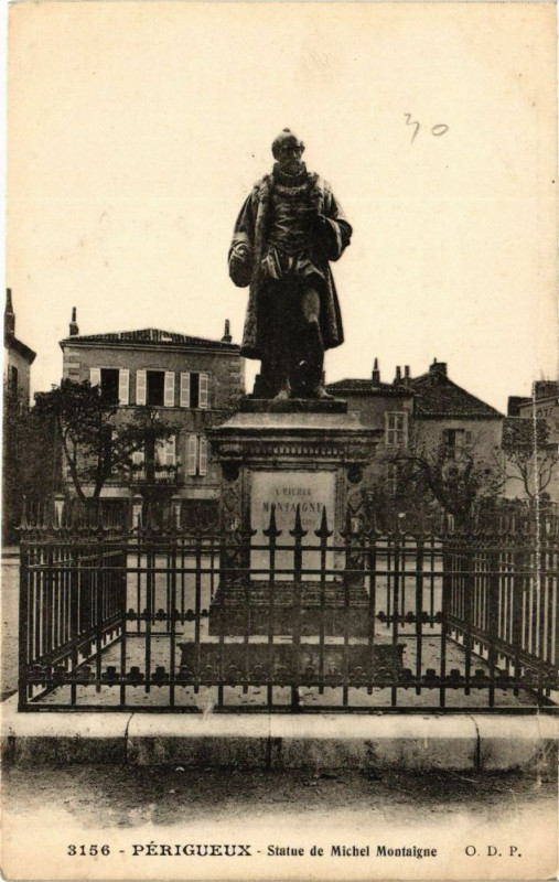 Carte postale ancienne Perigueux-Statue de Michel Montaigne à Périgueux