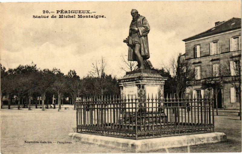 Carte postale ancienne Perigueux-Statue de Michel Montaigne à Périgueux