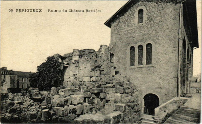 Carte postale ancienne Perigueux-Ruines du Chateau Barriere à Périgueux
