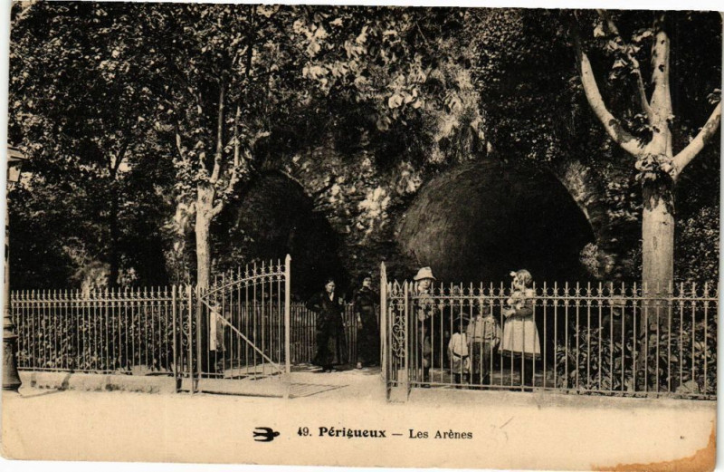 Carte postale ancienne Perigueux-Les Arénes à Périgueux