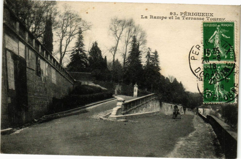 Carte postale ancienne Perigueux-La Rampe et la Terrasse Tourny à Périgueux