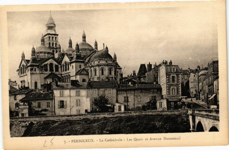 Carte postale ancienne Perigueux-La Cathédrale-Les Quais et Avenue Daumesnil à Périgueux