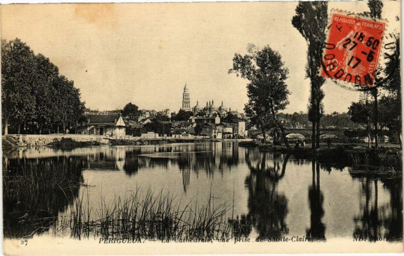 Carte postale ancienne Perigueux-La Cathédrale vue prise de Sainte-Claire à Périgueux