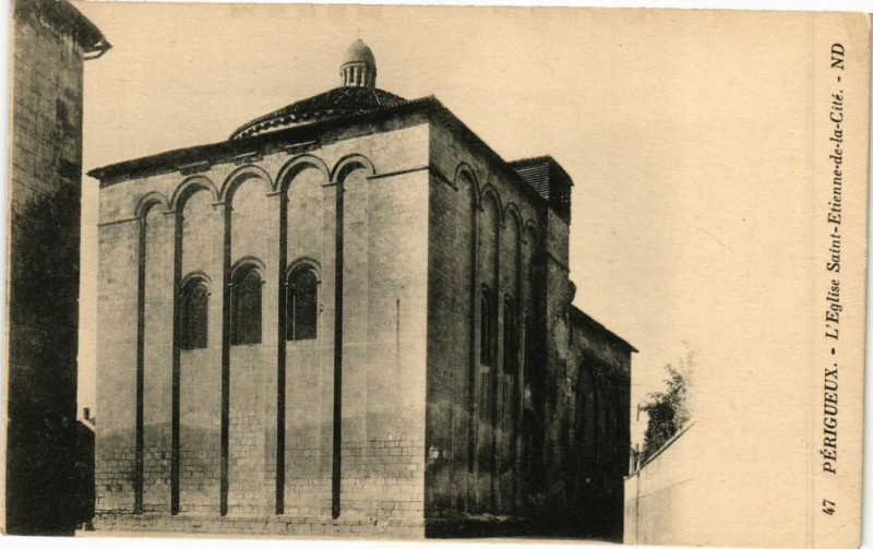 Carte postale ancienne Perigueux-L'Eglise Saint-Etienne de la Cité à Périgueux