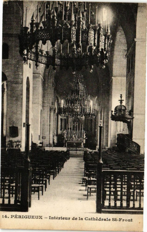 Carte postale ancienne Perigueux-Intérieur de la Cathédrale Saint-Front à Périgueux
