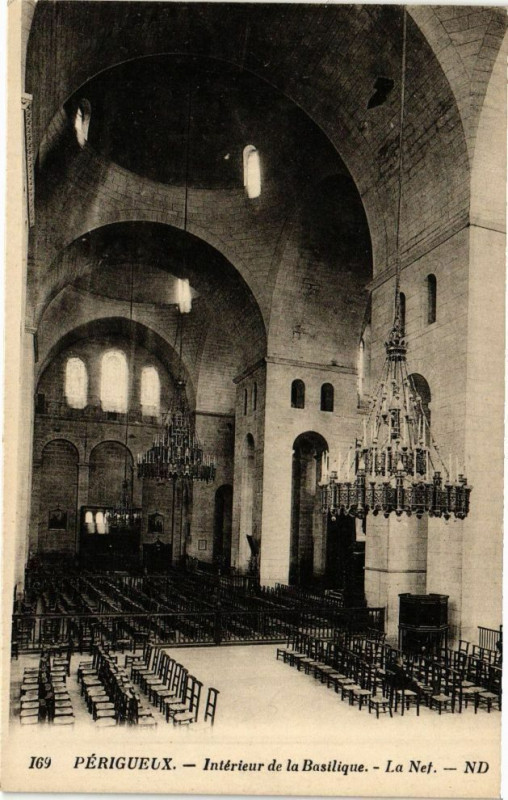 Carte postale ancienne Perigueux-Intérieur de la Basilique-La Nef à Périgueux
