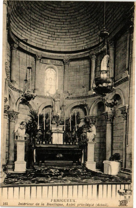 Carte postale ancienne Perigueux-Intérieur de la Basilique-Autel privilégié à Périgueux