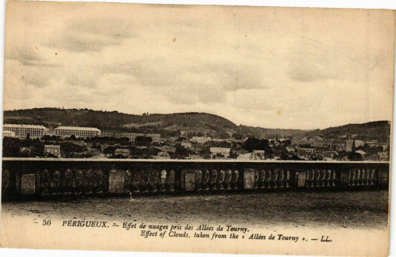 Carte postale ancienne Perigueux-Effet de nuages pris des Allées de Tourny à Périgueux