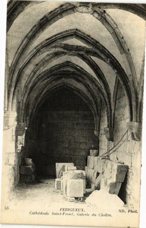 Carte postale ancienne Perigueux-Cathédrale Saint-Front-Galerie du Cloitre à Périgueux