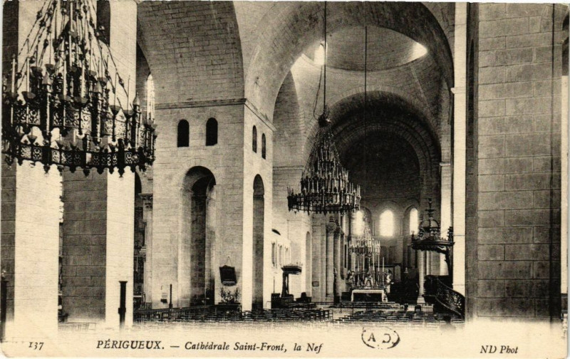 Carte postale ancienne Perigueux-Cathédrale Saint-Front la Nef à Périgueux