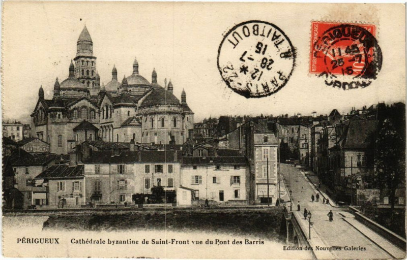 Carte postale ancienne Perigueux-Cathédrale nyzantine de Saint-Front vue du Pont des Barris à Périgueux