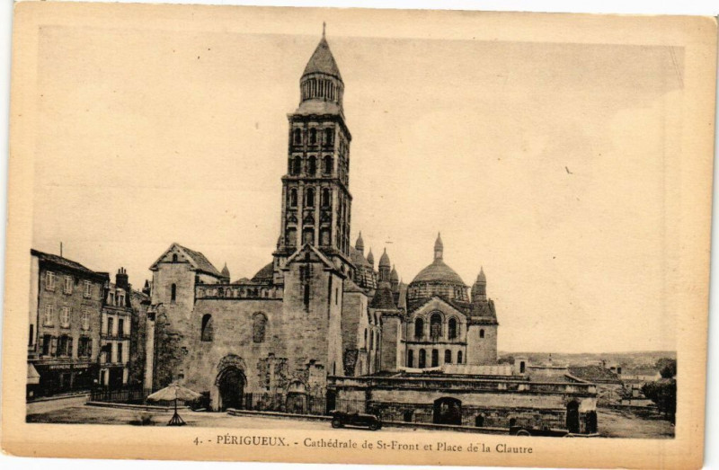 Carte postale ancienne Perigueux-Cathédrale de Saint-Front et Place de la Clautre à Périgueux