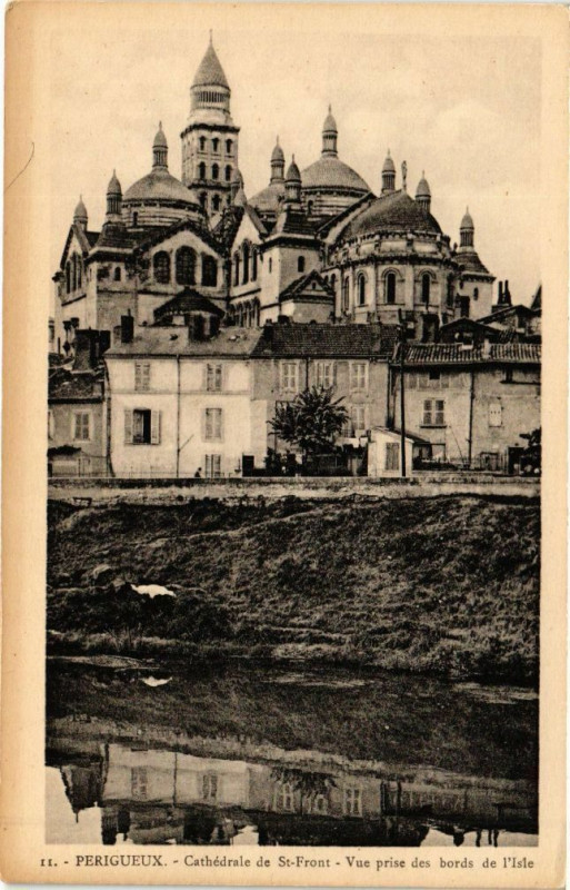 Carte postale ancienne Perigueux-Cathédrale de Saint-Front-Vue prise des bords de l'Isle à Périgueux