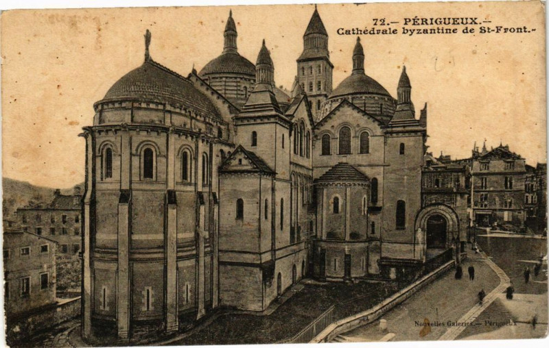 Carte postale ancienne Perigueux-Cathédrale byzantine de Saint-Front à Périgueux
