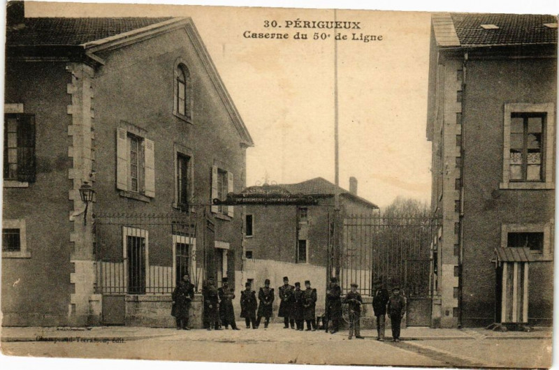 Carte postale ancienne Perigueux-Caserne du 50e de Ligne à Périgueux