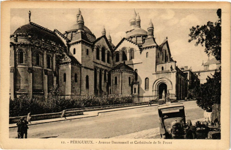 Carte postale ancienne Perigueux-Avenue Daumesnil et Cathédrale de Saint-Front à Périgueux