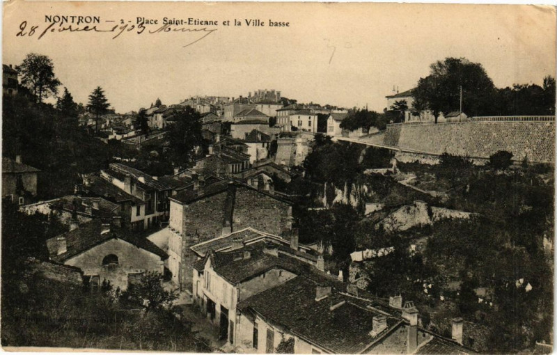 Carte postale ancienne Nontron-Place Saint-Etienne et la Ville basse à Nontron