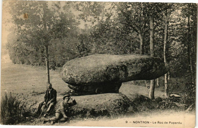 Carte postale ancienne Nontron-Le Roc de Poperdu à Nontron