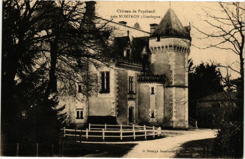 Carte postale ancienne Nontron-Chateau de Puycheuil à Nontron