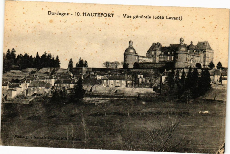 Carte postale ancienne Hautefort-Vue générale à Hautefort