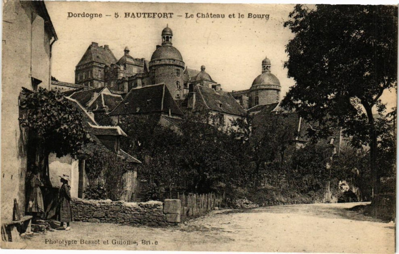 Carte postale ancienne Hautefort-Le Chateau et le Bourg à Hautefort