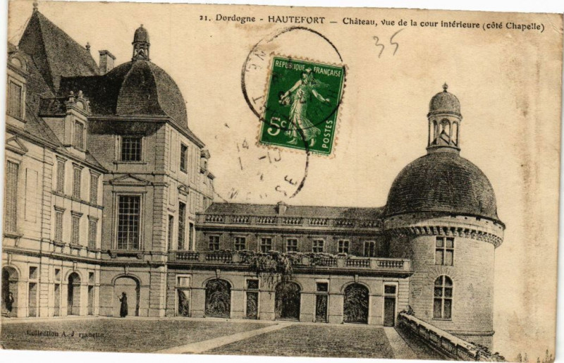 Carte postale ancienne Hautefort-Chateau vue de la cour intérieure à Hautefort