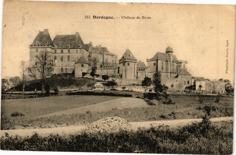 Carte postale ancienne Dordogne-Chateau de Biron à Biron