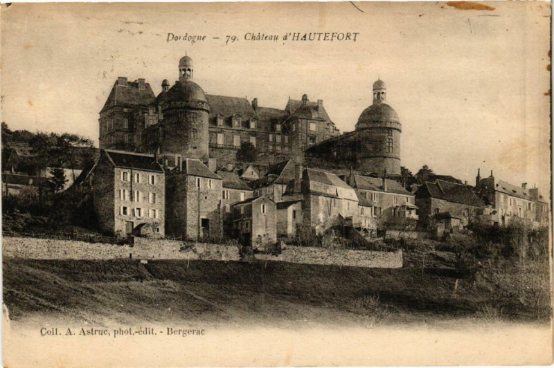 Carte postale ancienne Dordogne-Chateau d'Hautefort à Hautefort