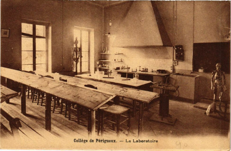 Carte postale ancienne Collége de Perigueux-Le Laboratoire