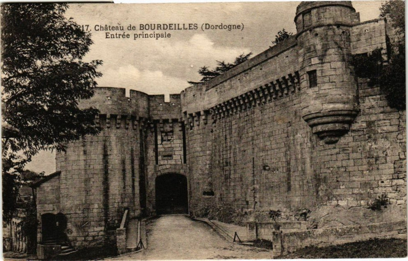 Carte postale ancienne Chateau de Bourdeilles-Entrée principale à Bourdeilles