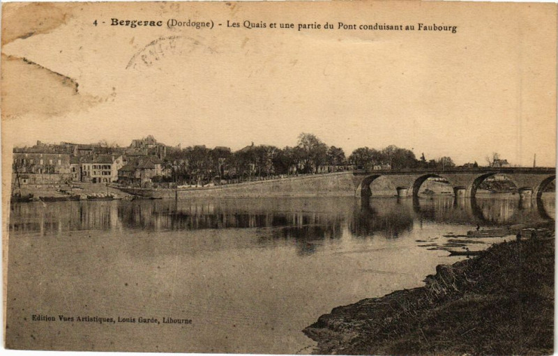 Carte postale ancienne Bergerac-Les Quais et une partie du Pont conduisant au Faubourg à Bergerac