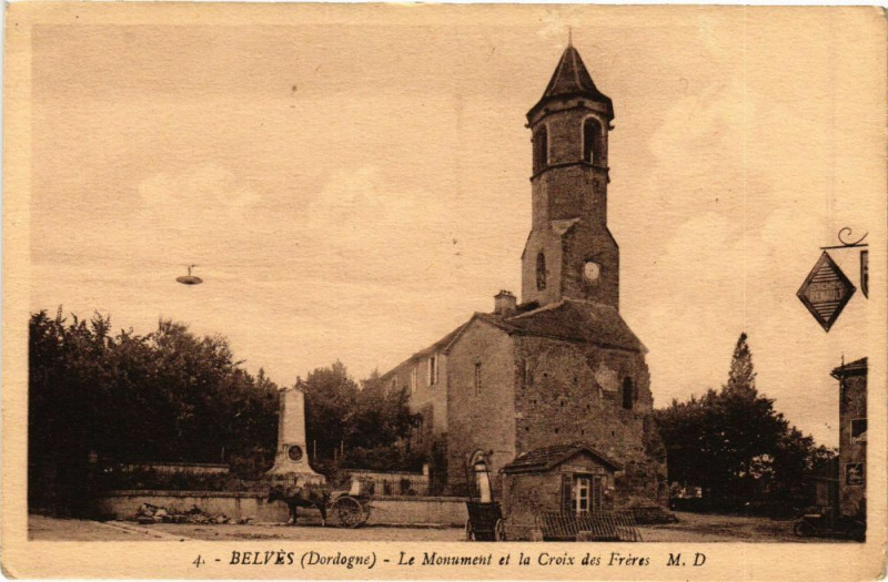 Carte postale ancienne Belves-Le Monument et la Croix des Freres