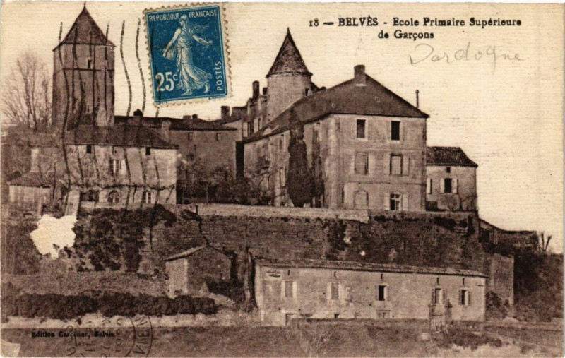 Carte postale ancienne Belves-Ecole Primaire Supérieure de Garcons