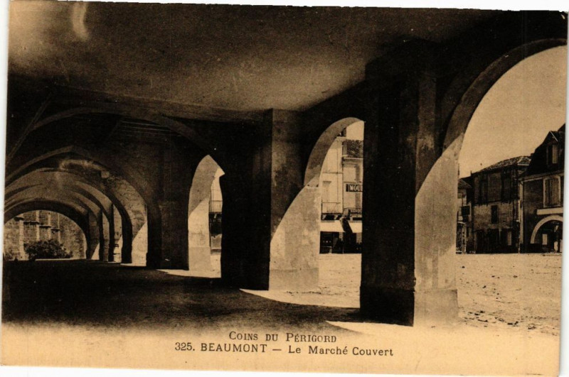 Carte postale ancienne Beaumont-Le Marché Couvert