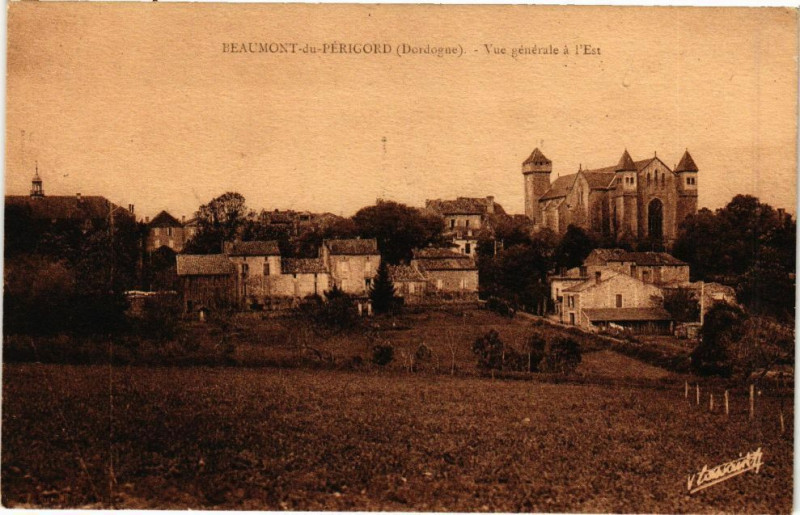 Carte postale ancienne Beaumont du Perigord-Vue générale a l'Est