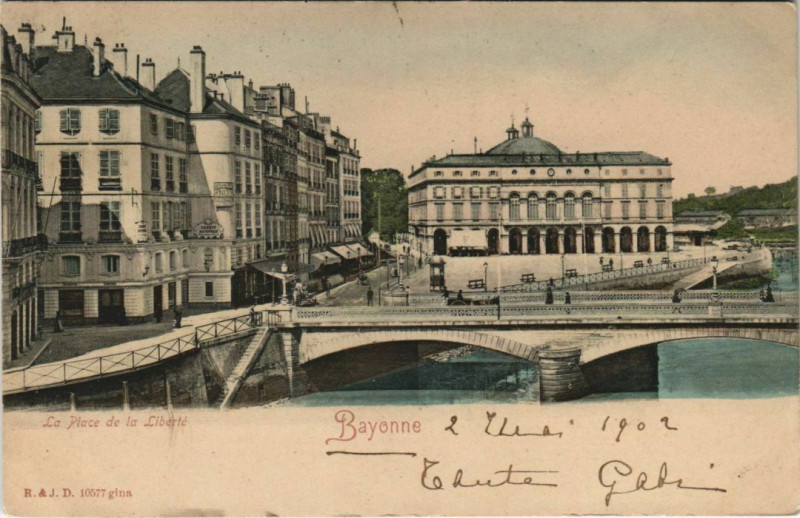 Carte postale ancienne Bayonne La Place de la Liberté à Bayonne