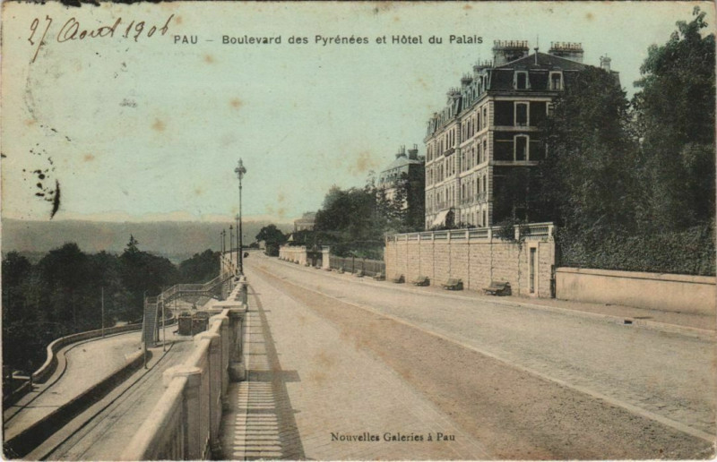 Carte postale ancienne Pau - Boulevard de sPyrenées et Hotel du Palais à Pau