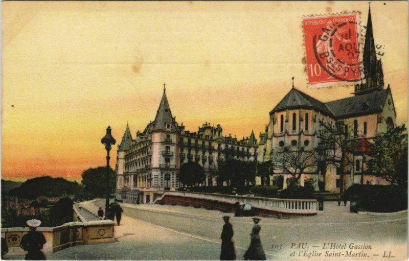 Carte postale ancienne Pau - L'Hotel Gassion et l'Eglise Saint-Martin à Pau