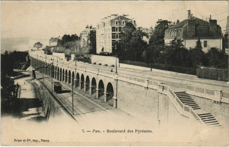Carte postale ancienne Pau - Boulevard des Pyrenées à Pau