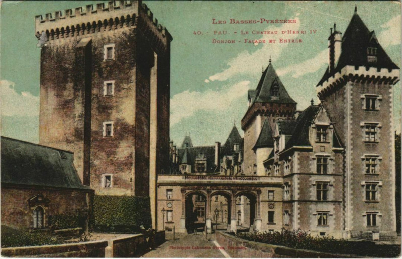 Carte postale ancienne Pau - Le Chateau Henri Iv - Donjon Facade et Entrée à Pau