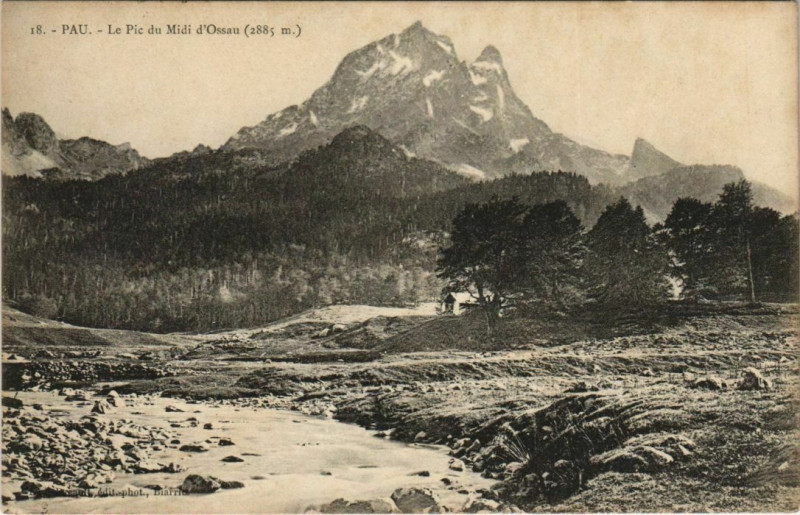 Carte postale ancienne Pau - Le Pie du Midi d'Ossau à Pau