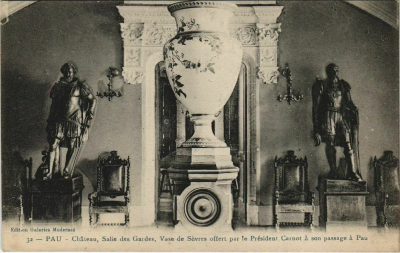 Carte postale ancienne Pau - Chateau Salle des Gardes Vase des Sevres à Pau