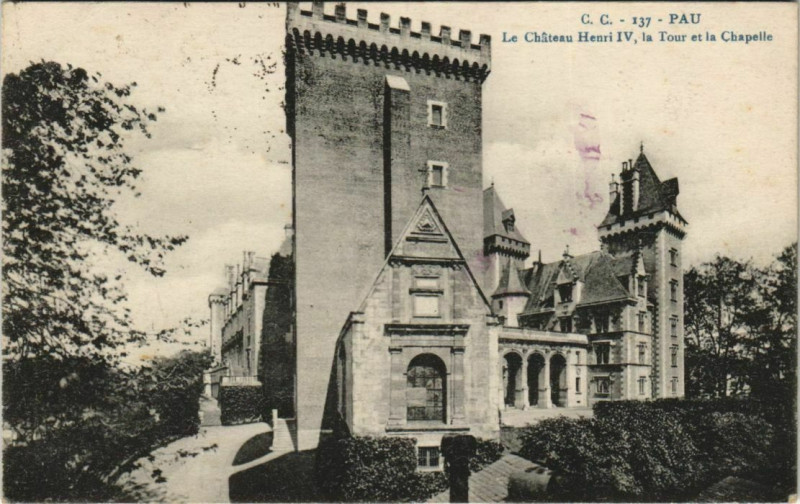 Carte postale ancienne Pau - Le Chateau Henri Iv la Tour et la Chapelle à Pau