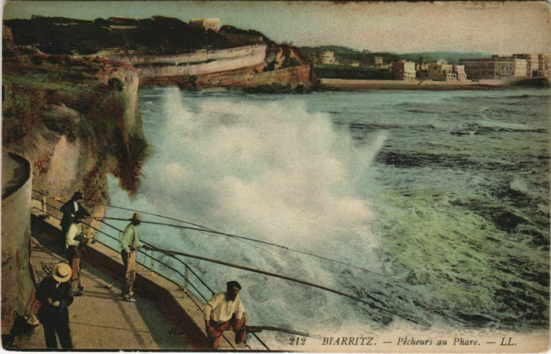 Carte postale ancienne Biarritz - Pecheurs au Phare à Biarritz