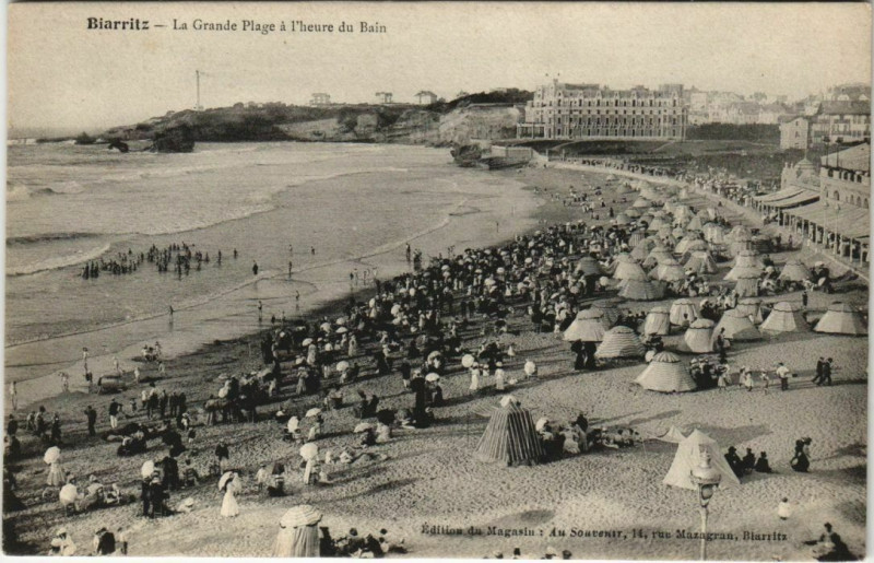 Carte postale ancienne Biarritz - La Grande Plage a l'heure du Bain à Biarritz