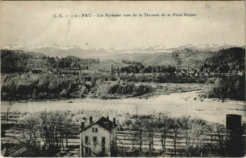 Carte postale ancienne Pau - Les Pyrenées vues de la Terrasse de la Place Royale à Pau