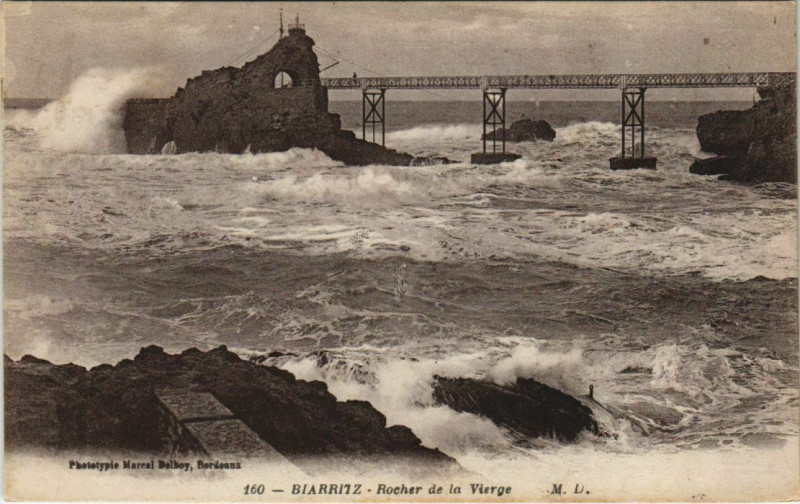 Carte postale ancienne Biarritz - Rocher de la Vierge à Biarritz